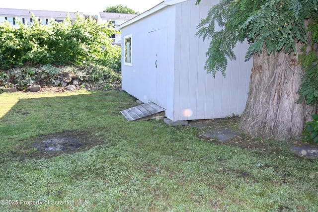 a view of a backyard