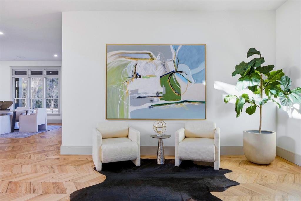 1000 West Wintergreen Road DeSoto, TX 75115 - Photo 13 of 40 a living room with furniture and a potted plant