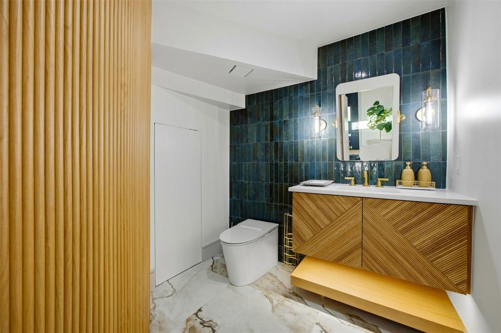 1000 West Wintergreen Road DeSoto, TX 75115 - Photo 15 of 40 a bathroom with a sink and a mirror