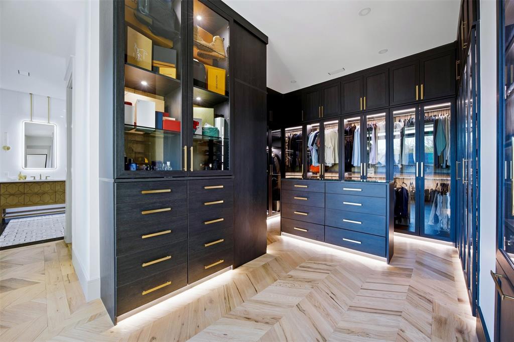 1000 West Wintergreen Road DeSoto, TX 75115 - Photo 28 of 40 a room with a dresser and a mirror