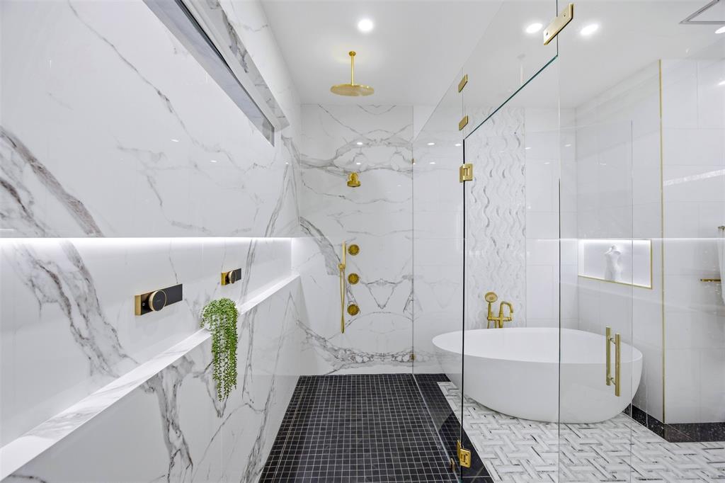 1000 West Wintergreen Road DeSoto, TX 75115 - Photo 29 of 40 a bathroom with a bathtub and toilet