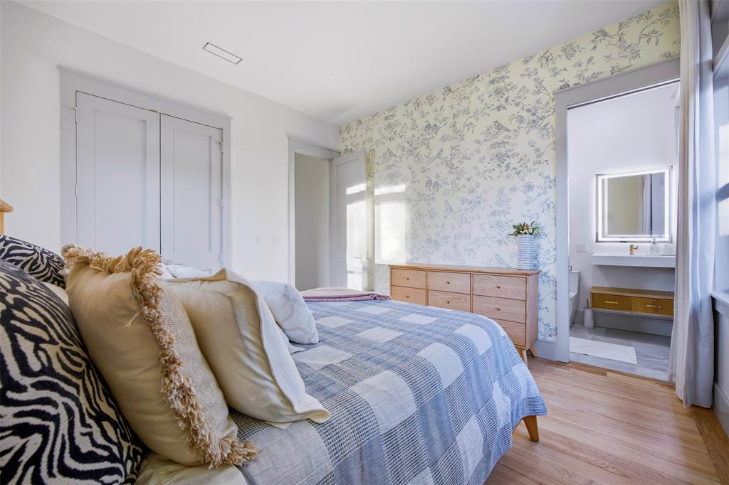 1000 West Wintergreen Road DeSoto, TX 75115 - Photo 31 of 40 a bedroom with a bed and a large mirror