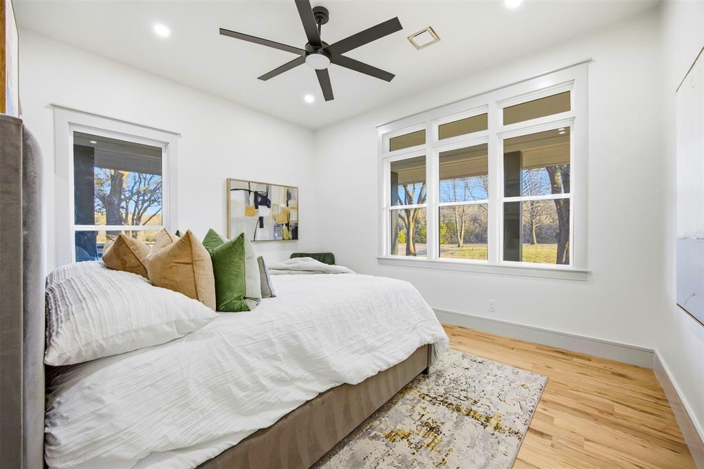 1000 West Wintergreen Road DeSoto, TX 75115 - Photo 34 of 40 a bedroom with a large bed and a window