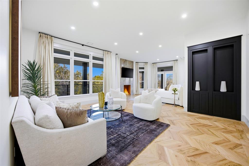 1000 West Wintergreen Road DeSoto, TX 75115 - Photo 7 of 40 a living room with furniture and a large window