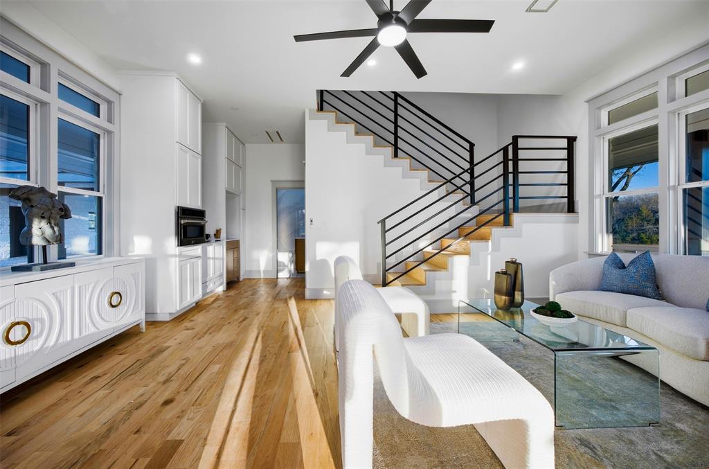 1000 West Wintergreen Road DeSoto, TX 75115 - Photo 9 of 40 a living room with furniture