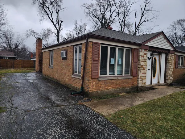 a view of a house with a yard