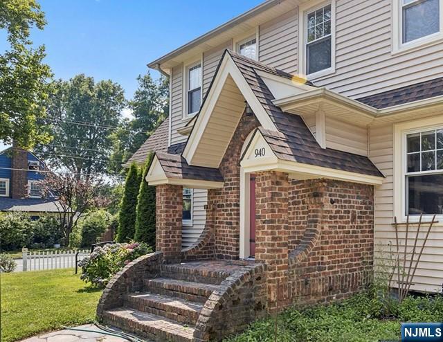 940 Garrison Avenue Teaneck, NJ 07666 - Photo 2 of 38