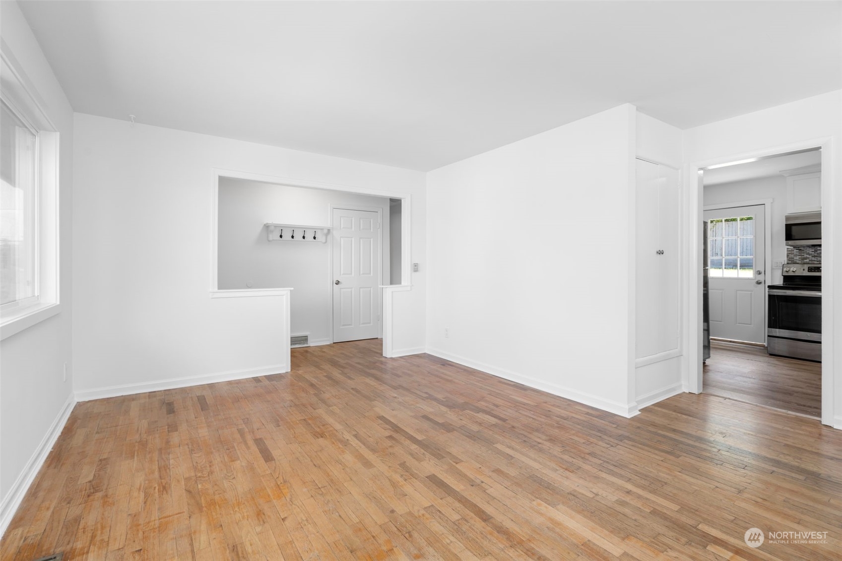 10249 Renton Avenue South Seattle, WA 98178 - Photo 4 of 31 Gallery Image 4