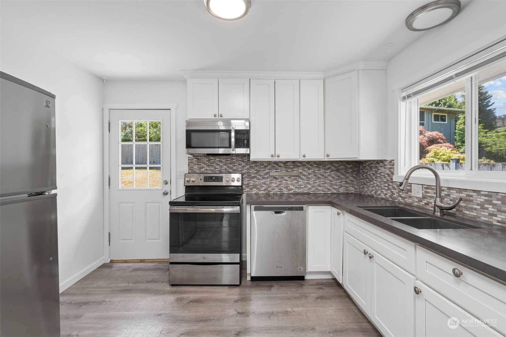 10249 Renton Avenue South Seattle, WA 98178 - Photo 5 of 31 Gallery Image 5