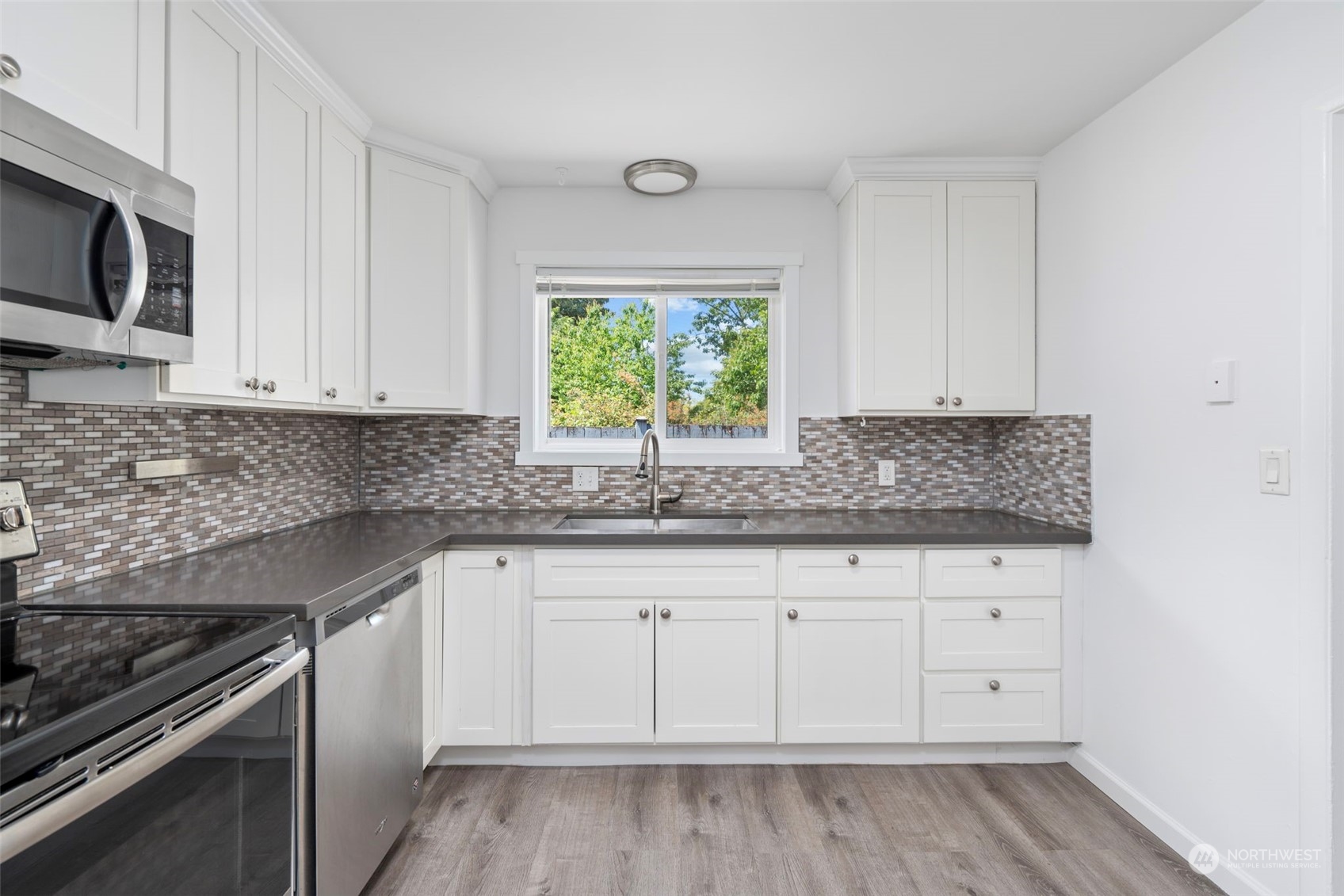 10249 Renton Avenue South Seattle, WA 98178 - Photo 6 of 31 Gallery Image 6