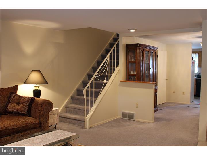 2730 Welsh Road Philadelphia, PA 19152 - Photo 3 of 21 Living Room