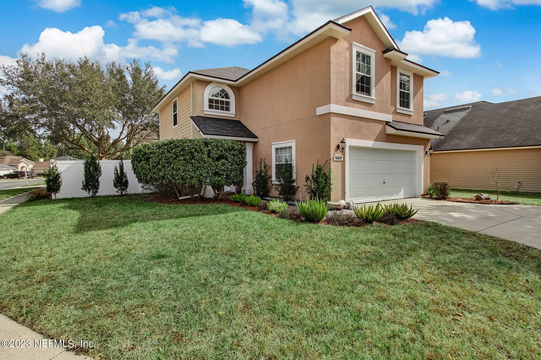 96054 Ridgewood Circle Fernandina Beach, FL 32034 - Photo 2 of 32 a front view of a house with garden