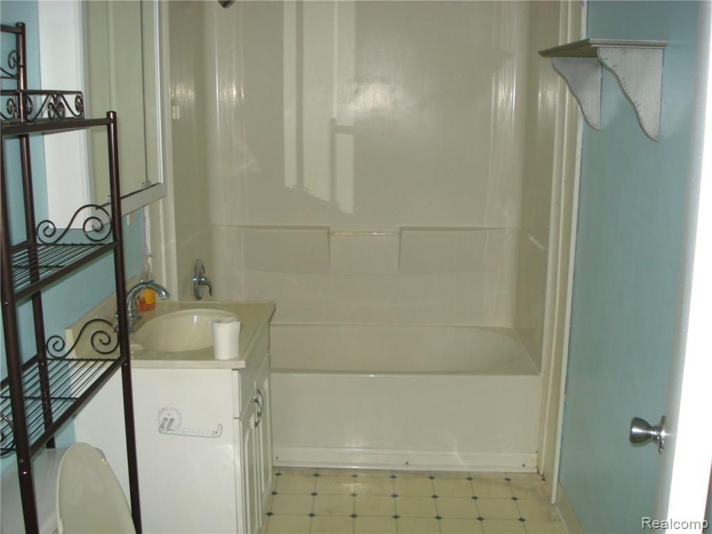 6422 Pontiac Lake Road Waterford, MI 48327 - Photo 19 of 37