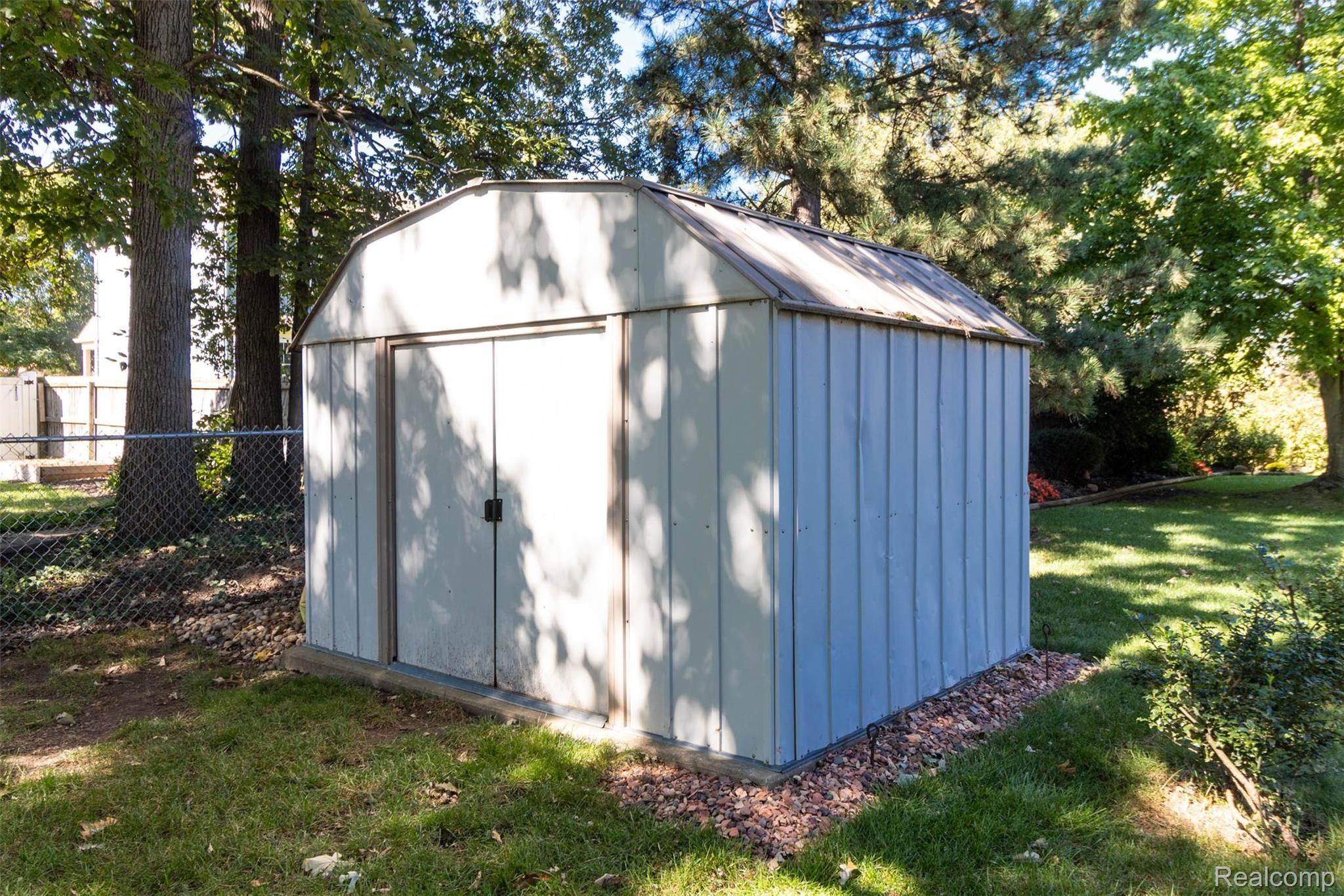 971 Paddington Road Canton, MI 48187 - Photo 36 of 42 yard (3).jpg