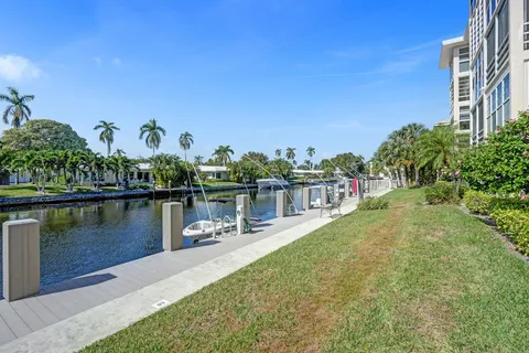 a front view of a lake with houses