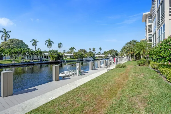 a front view of a lake with houses