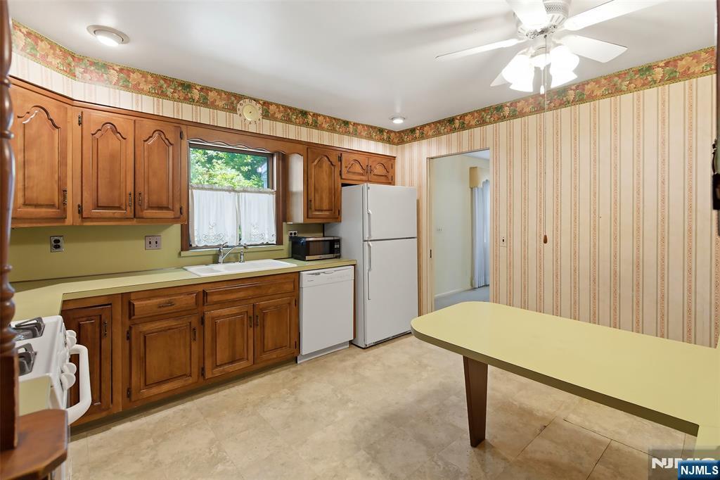 169 Hamilton Road Teaneck, NJ 07666 - Photo 9 of 27