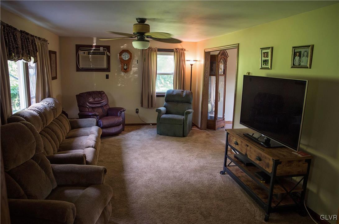 306 Deer Run Road Bechtelsville, PA 19505 - Photo 2 of 29 Living room