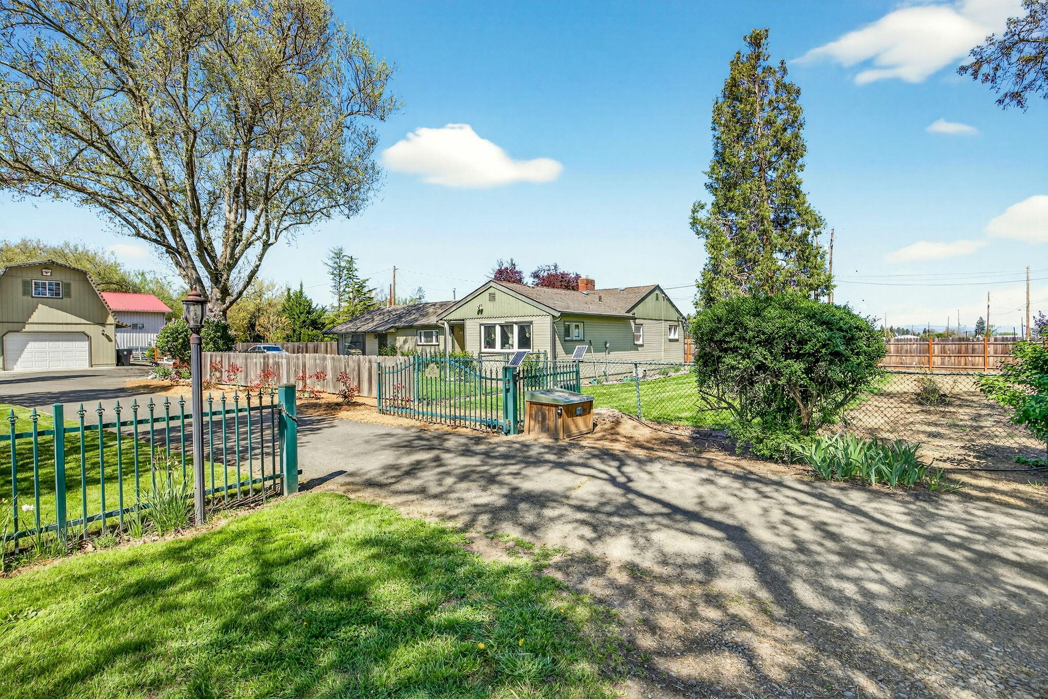 826 Oak Grove Road Medford, OR 97501 - Photo 53 of 69 2nd Home Entrance from Oak Grove