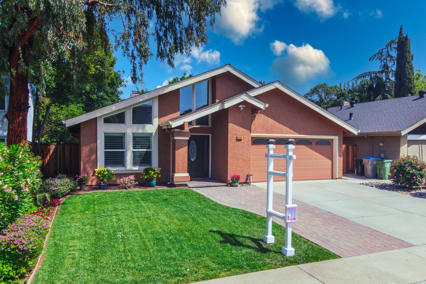 a front view of house with yard