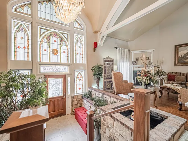 $750,000 | 101 East Jennings Street, Unit E, Newburgh, IN 47630