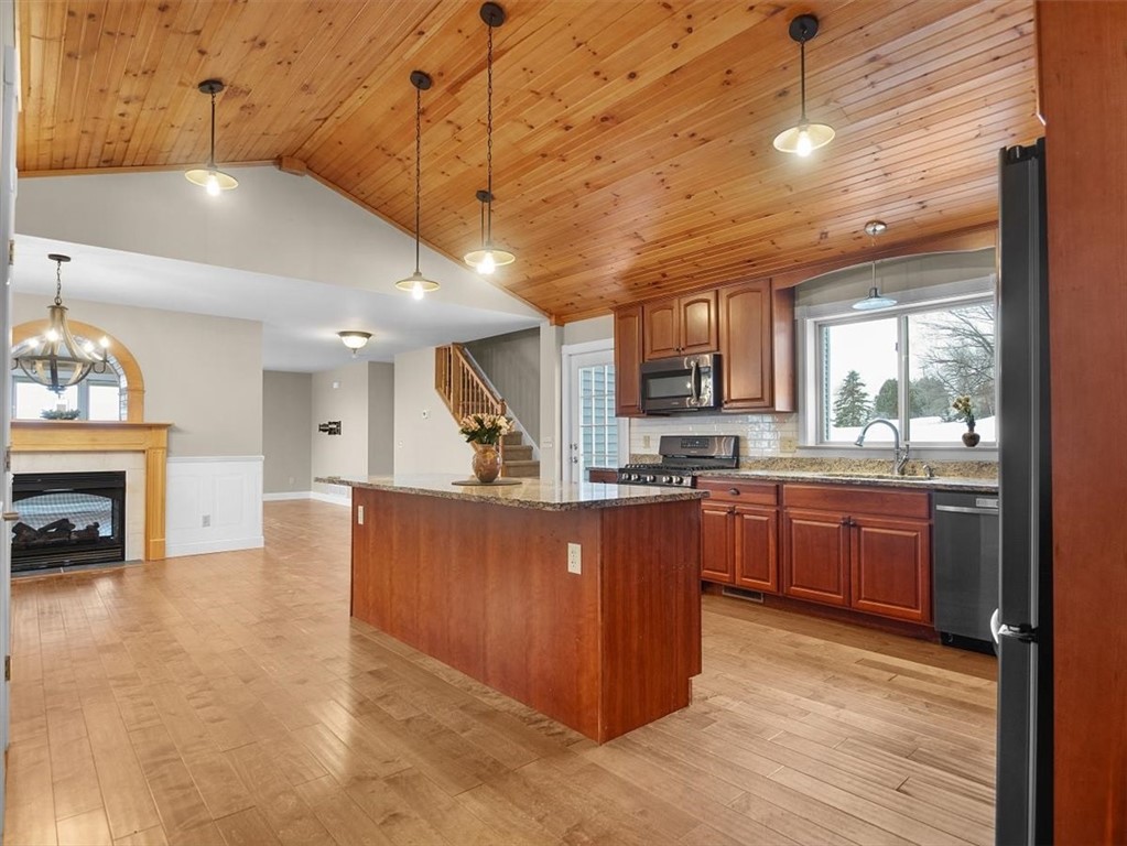 4700 State Rte 21 Canandaigua Town, NY 14424 - Photo 9 of 39 Cathedral Ceilings and hardwood floors