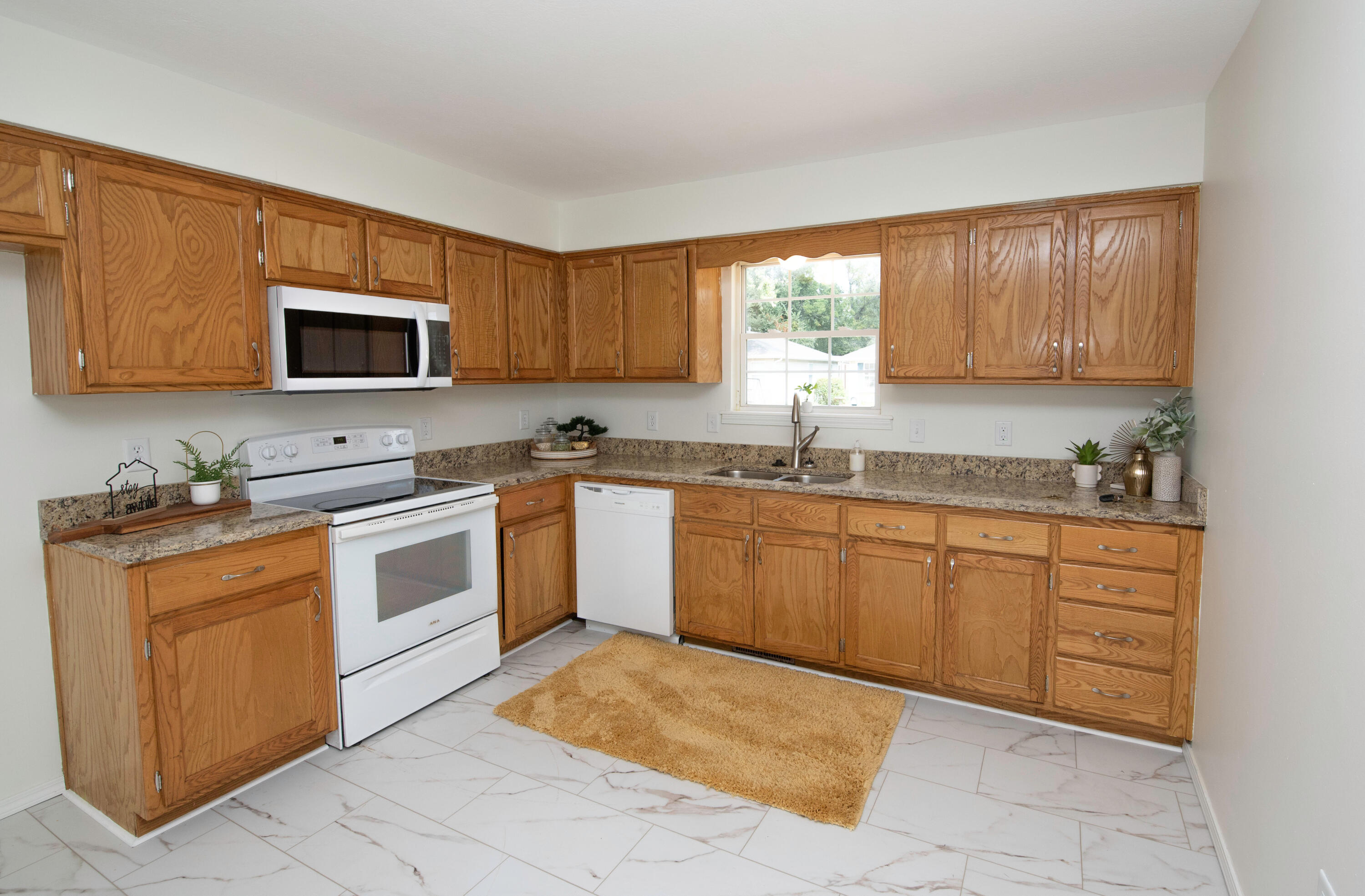 2916 West Chestnut Street Springfield, MO 65803 - Photo 5 of 9 J1N_6219-Edit