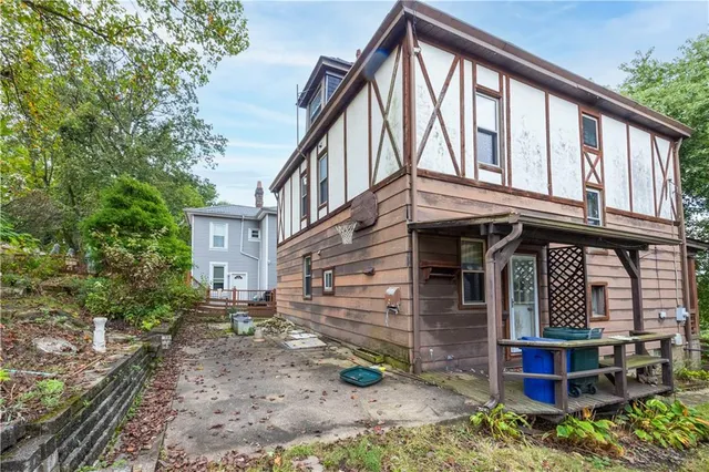 a view of a house with backyard and sitting area