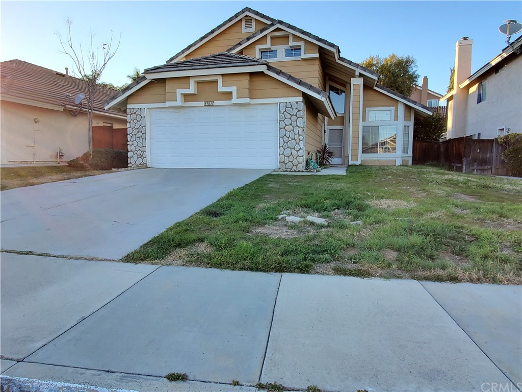 a view of a house with a yard