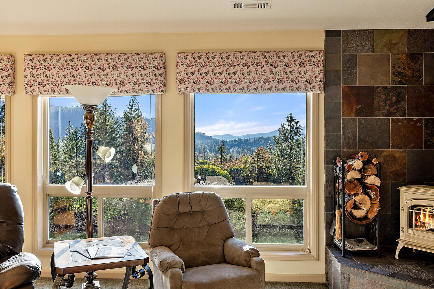 726 Busch Road Trail, OR 97541 - Photo 12 of 71 Living Room View