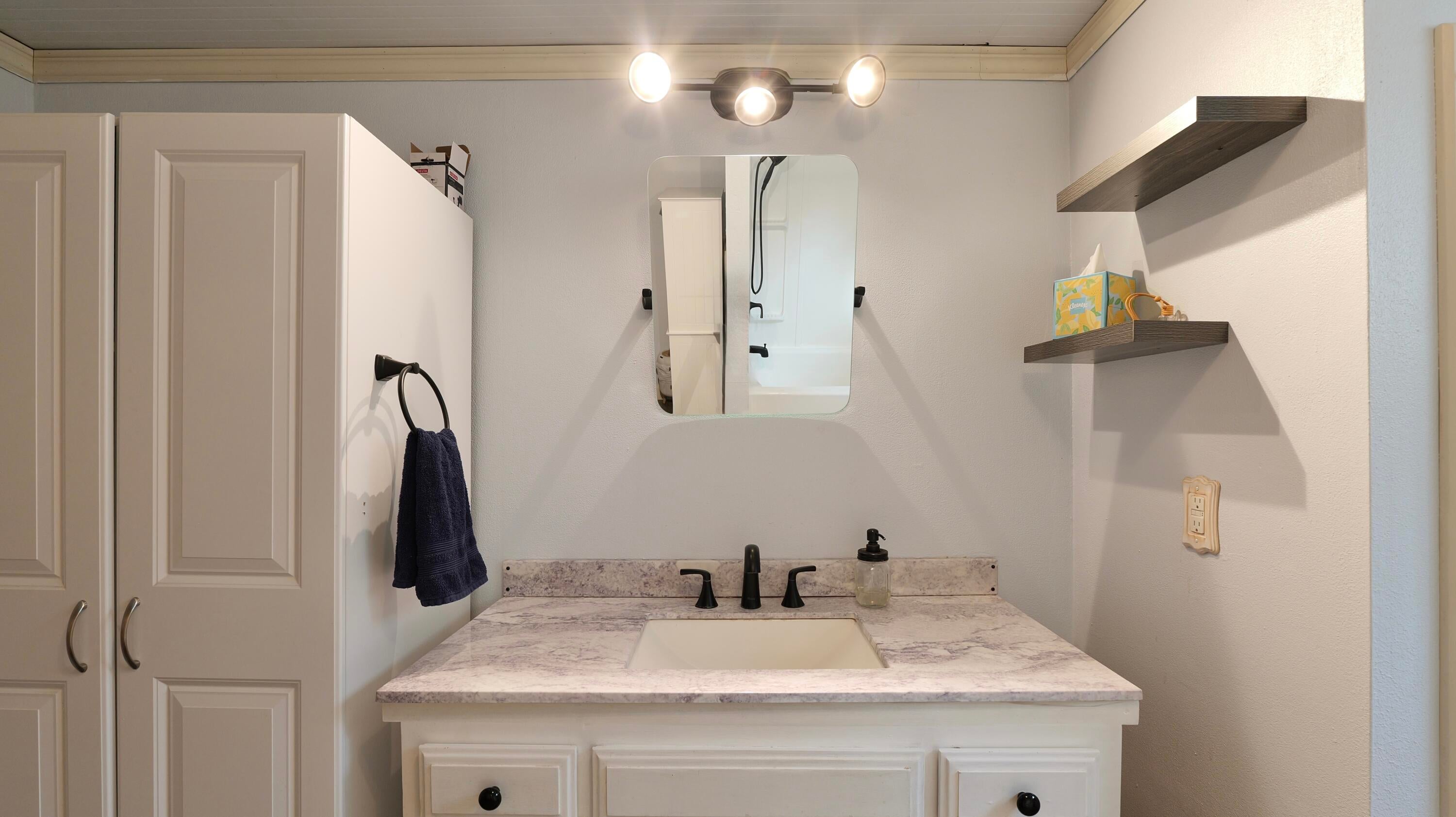 431 Red Blanket Road Prospect, OR 97536 - Photo 18 of 48 Sink and linen