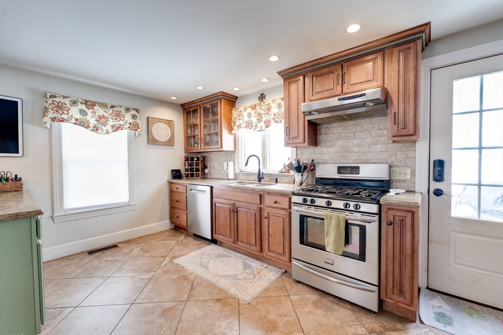 115 Grove Street West Springfield, MA 01089 - Photo 21 of 34