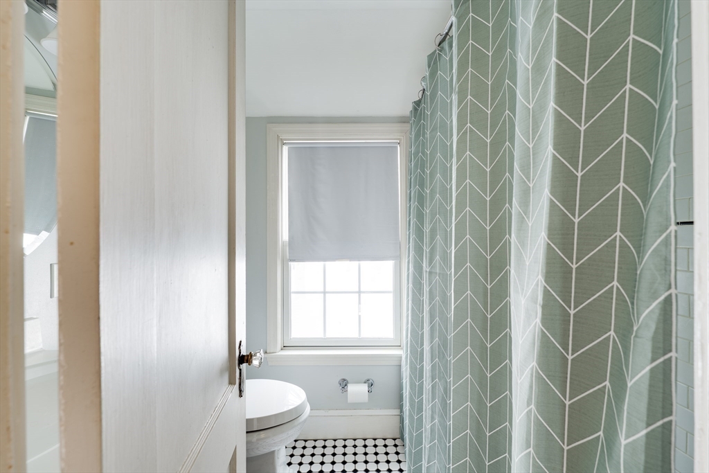 115 Grove Street West Springfield, MA 01089 - Photo 5 of 34