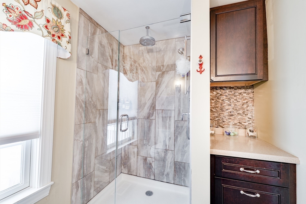 115 Grove Street West Springfield, MA 01089 - Photo 8 of 34