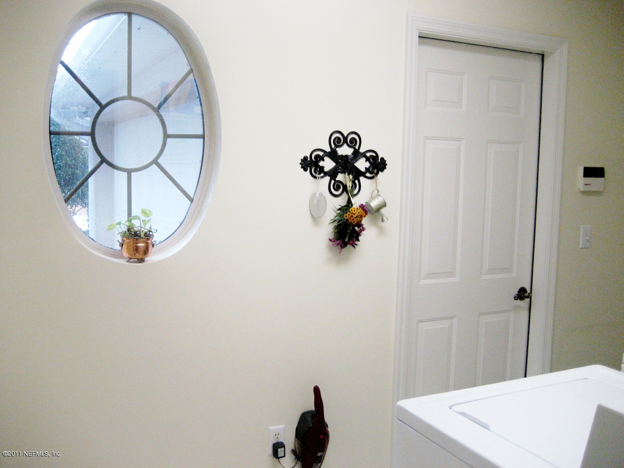 9132 Timberlin Lake Road Jacksonville, FL 32256 - Photo 26 of 49 Laundry Room with Oval Window