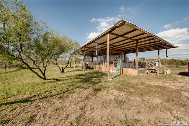 a view of a house with backyard