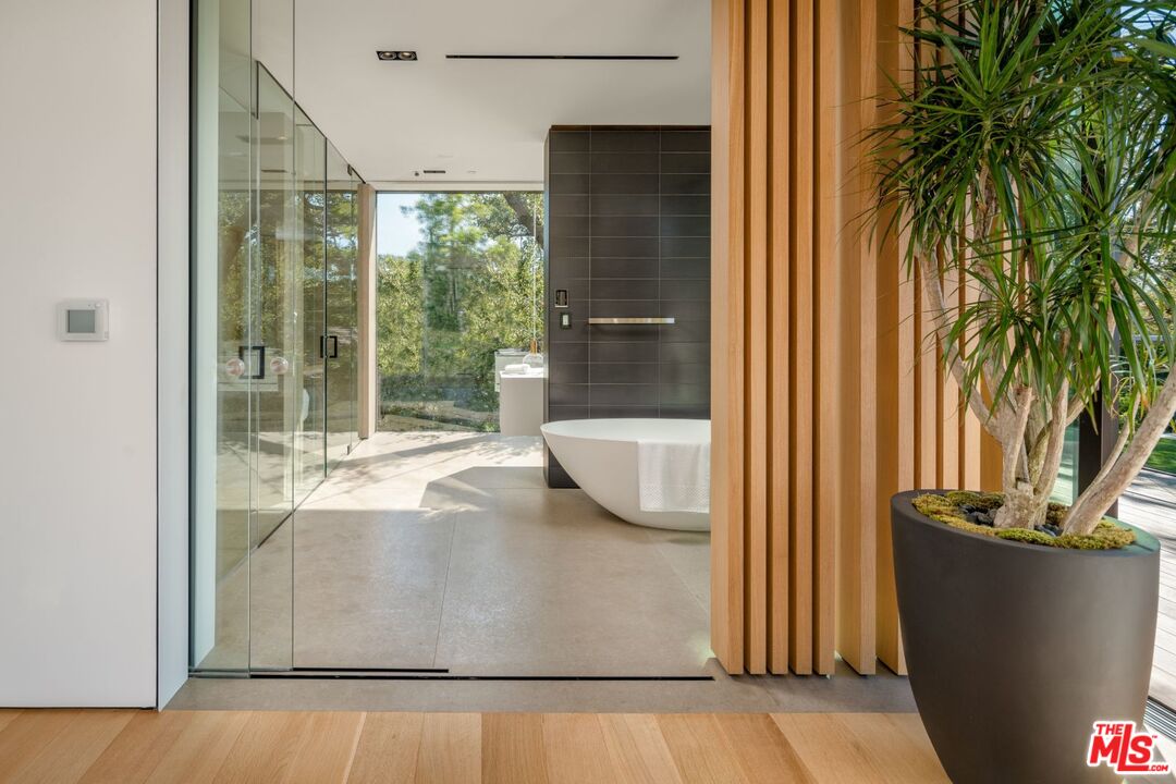 281 Bentley Circle Los Angeles, CA 90049 - Photo 20 of 34