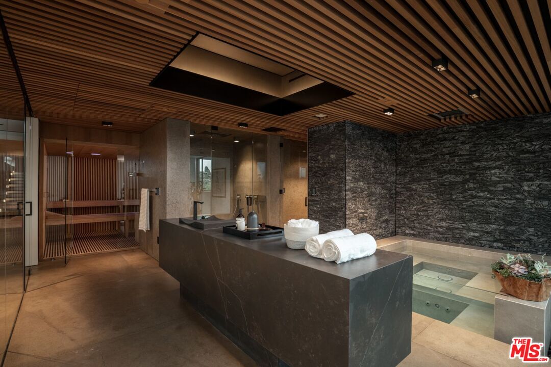 281 Bentley Circle Los Angeles, CA 90049 - Photo 26 of 34