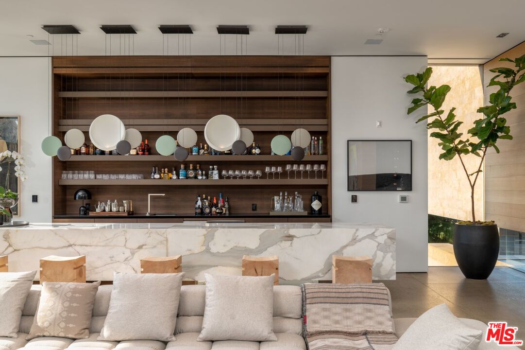 281 Bentley Circle Los Angeles, CA 90049 - Photo 10 of 34