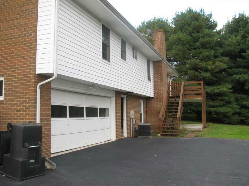 4727 Huntridge Road Roanoke, VA 24012 - Photo 2 of 16 rear