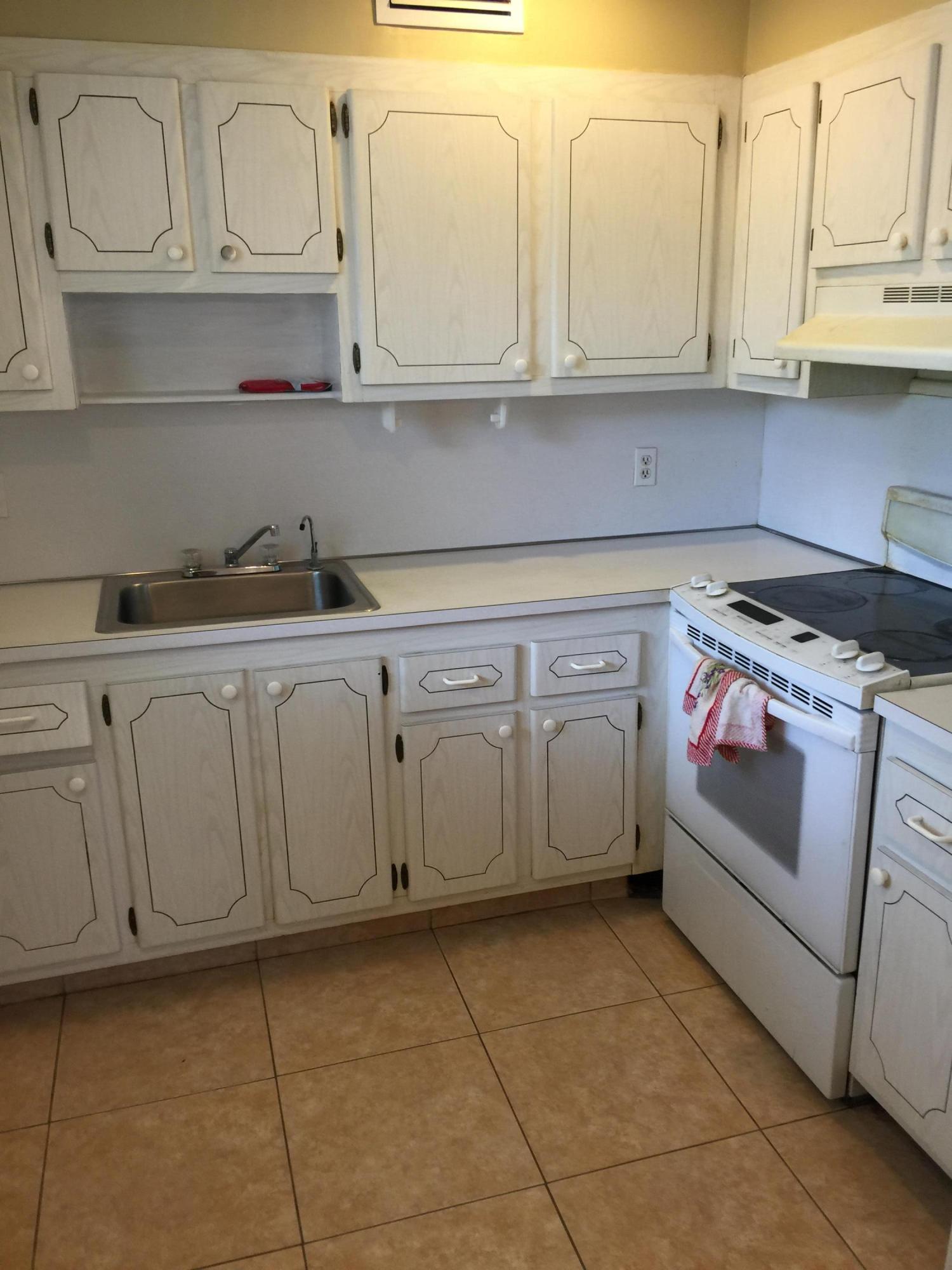 237 Brittany F Delray Beach, FL 33446 - Photo 2 of 10 KITCHEN