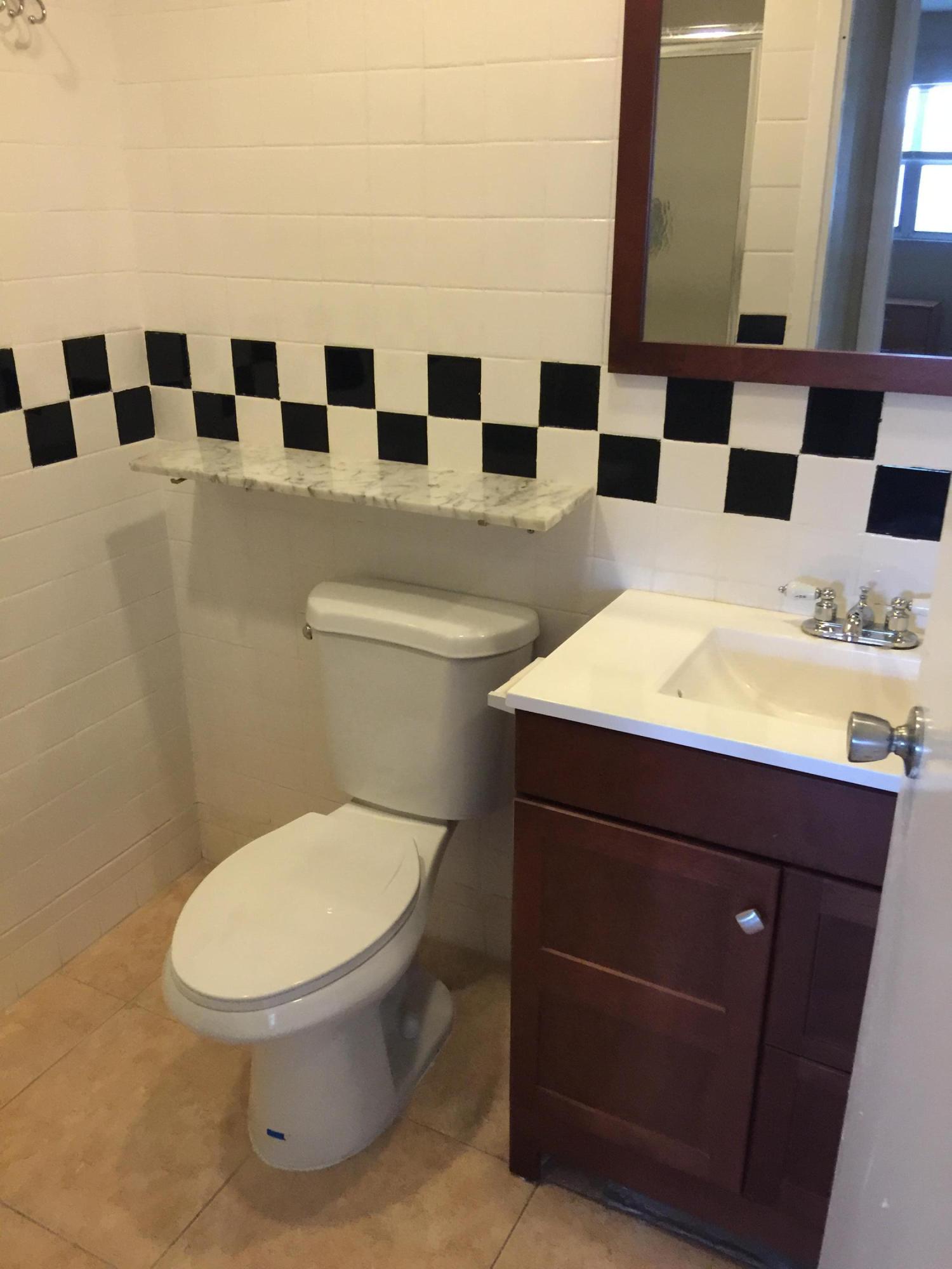 237 Brittany F Delray Beach, FL 33446 - Photo 7 of 10 SECOND BATH
