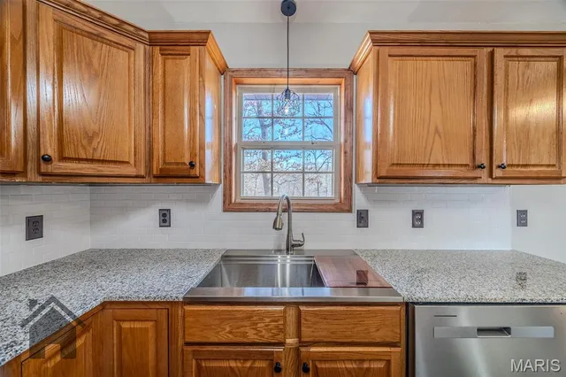 $239,900 | 16632 Nickel Drive, Phillipsburg, MO 65722