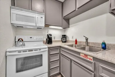 $180,000 | 2860 North Los Felices Road, Unit 101, Palm Springs, CA 92262