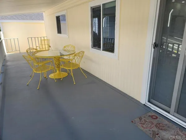 a view of livingroom with furniture