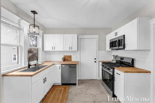 $229,900 | 1728 Francis Avenue Southeast, Grand Rapids, MI 49507