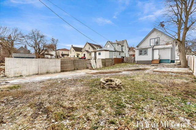 $229,900 | 1728 Francis Avenue Southeast, Grand Rapids, MI 49507