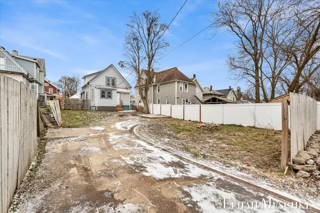 $229,900 | 1728 Francis Avenue Southeast, Grand Rapids, MI 49507