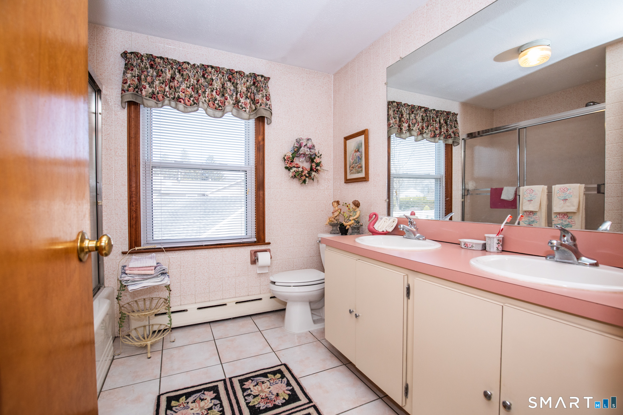 924 East Center Street Wallingford, CT 06492 - Photo 27 of 33 Full bathroom