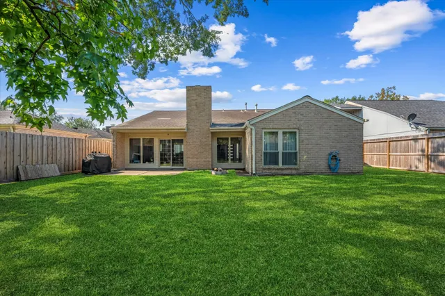 a view of a house with backyard and garden